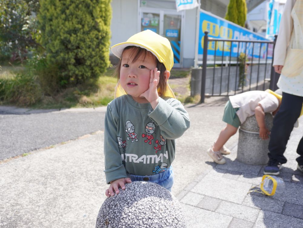 パネルバン…　消防車…　バス…　タクシー…　
東尾道駅に行くまでにいろいろな乗り物に出会い
はたらくくるま大好きなみんなは大興奮！♡
道を歩くだけでも魅力いっぱいで楽しい散歩♪



「カーンカーンカーンカーン」
「電車が参ります　黄色い点字ブロックまでお下がりください」
「あっ聞こえた！」
ふみきりの音やアナウンスに耳を傾ける♡