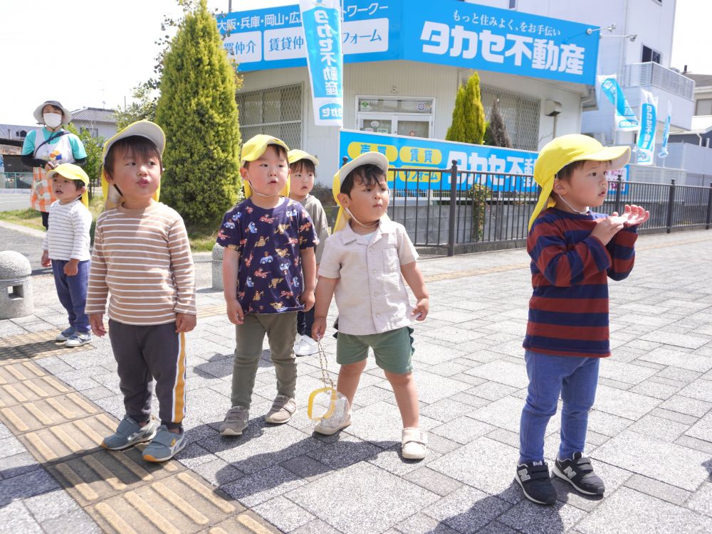 「どっちから来るかな？」
「福山かな？」
「あっちから来そうだね～」
思いを言葉にしながら
電車を待つ間のワクワク♪
