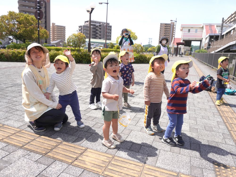 「あっ来たーーーー！！！」
「貨物列車だあーーー♪」
「ながーーい！」
「バイバーイ！」
レッドウイングやウララなどの電車よりも
貨物列車に大喜びなみんなでした♡