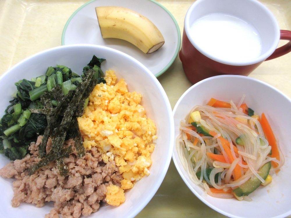 三色どんぶり

春雨の酢の物

バナナ

牛乳