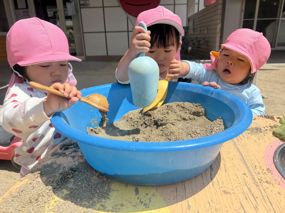 友達と仲良くスコップでまぜまぜ中･･･
何が出来るのかな？


みんなで柏餅のお餅を作っていました♪