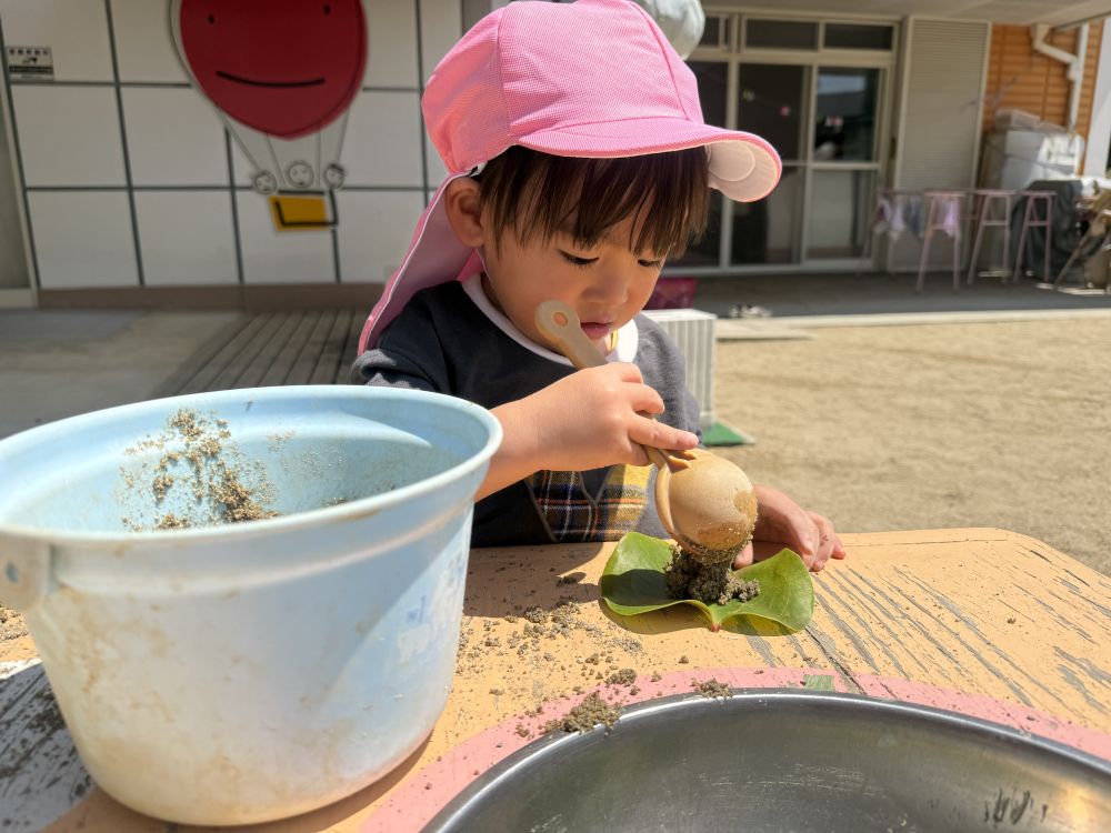 柏の葉っぱにみんなで作ったお餅をのせると・・・

美味しそうな柏餅の完成！！
上手にたくさん作りました✨️

