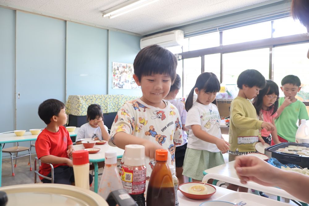給食先生がホットプレートに
たくさんの調味料を持ってきてくれ
みんなもわくわく…♡

たまねぎを焼いている間に
たまねぎがまるまる入った
オニオンスープを出してくれました♪

スープだけにしとく…と言っていた子も
「やっぱりおかわり！！」
たまねぎをおかわりしていました♡

そして…みんなで30秒数えると
たまねぎがいい具合に焼けました♪
自分で好きな調味料を選びます！！