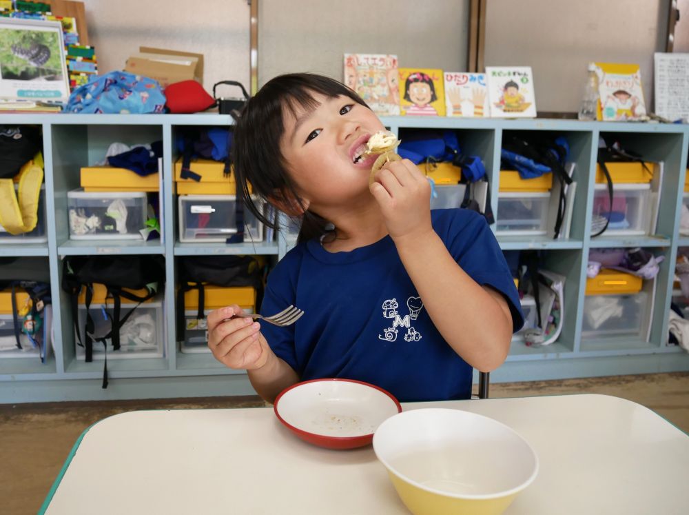 最初はどんな味かな…とドキドキ
小さいのを選んでいたFちゃん
食べてみるとおいしくておかわり♪
一回目はマヨネーズで
二回目はおこのみソース♡

