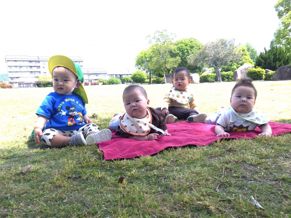 東尾道公園にお散歩に行きました！！

気候もよく、気持ちいい芝生広場に到着！
さっそくベビーカーから降りて探索開始