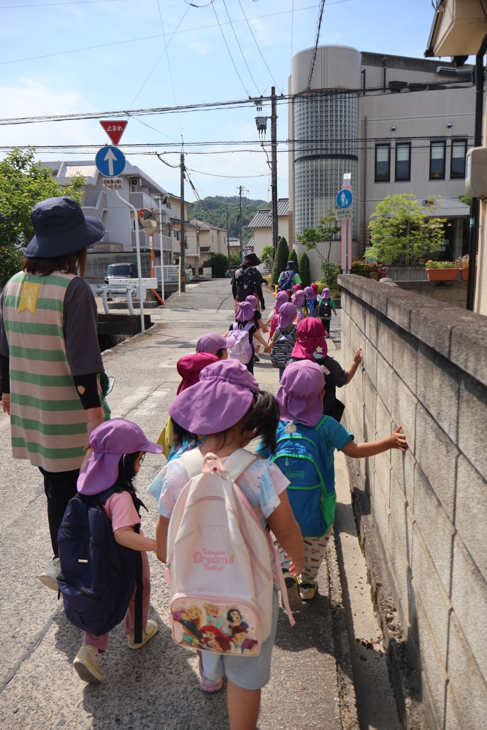 昨日から楽しみにしていた日…
なんと！リス組さんだけで散歩に！💜

初めての公園に…初めてリス組さんだけで…
初めてリュックを背負って…🎒
たくさんの初めてでみんなルンルン🙂‍↕️🎼