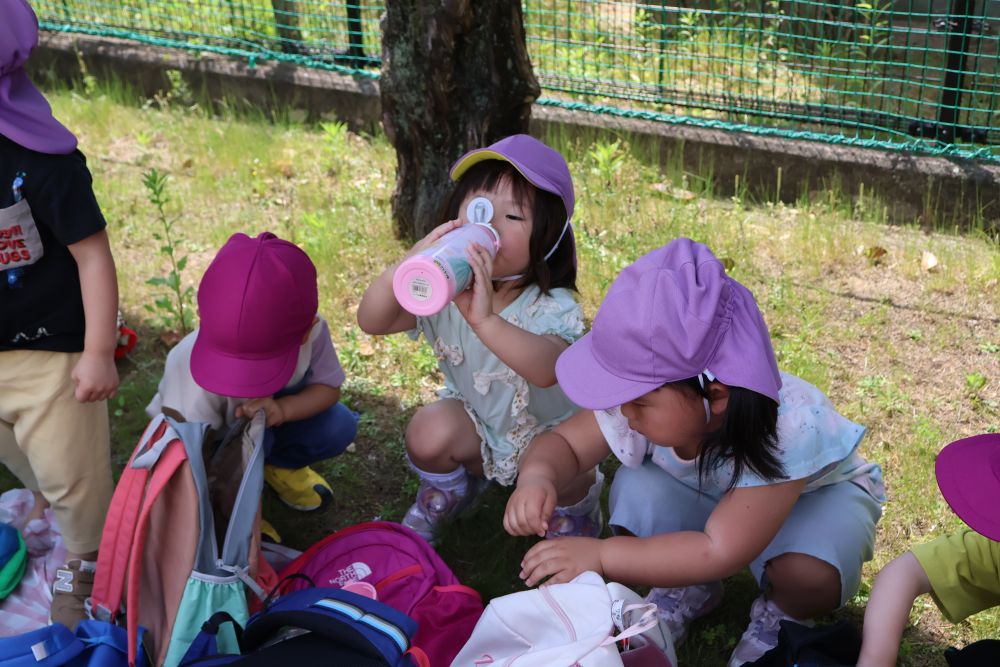 「疲れたーー！！💧」
と言いつつも
公園を前にしてみんなの目はキラキラ✨

“今すぐにでも遊びたい！”
そんな様子のリス組さんでしたが
まずはしっかりお茶休憩！


「虫おるかな？」「滑り台しよう♡」
「ブランコもあるよ！」
お茶休憩を終えて
ワクワクが止まらないリス組さん

でもその前に…
