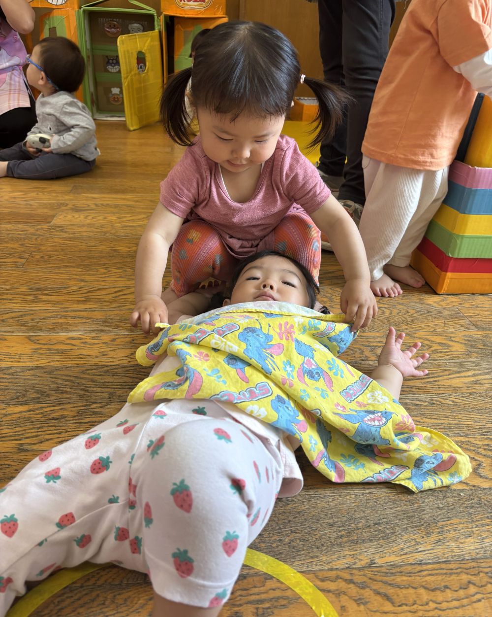 お世話やお手伝いへの興味が深まってきています♡


「あ！おふとん！！」　「かけてあげるねー！」
バンダナを持ってきてお布団の代わりに掛けて・・・
赤ちゃんや、友達のお世話を楽しみます！
