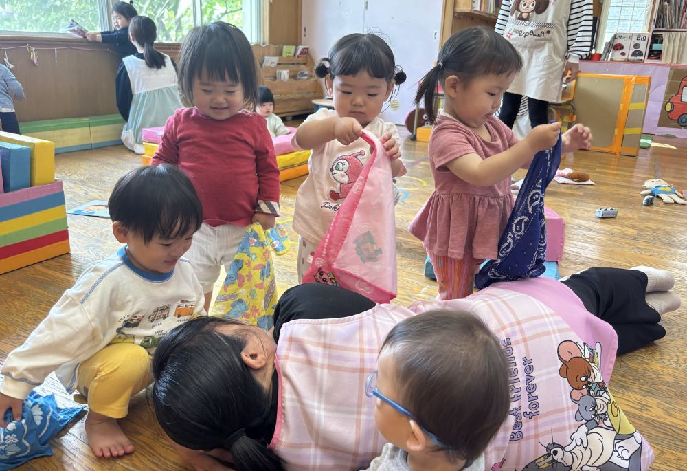 M先生もごろーん！

友達や先生の姿を見て、みんなも集まってきて・・・
みんなでお布団のかけあいっこ♡