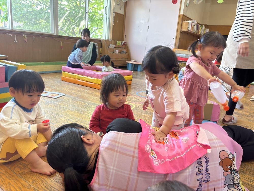 お布団をかけたあとはトントン・・・

お母さん、お父さん、先生達のトントンする仕草をまねっこ♡
普段の姿をよく見ているヒヨコ組さんです！