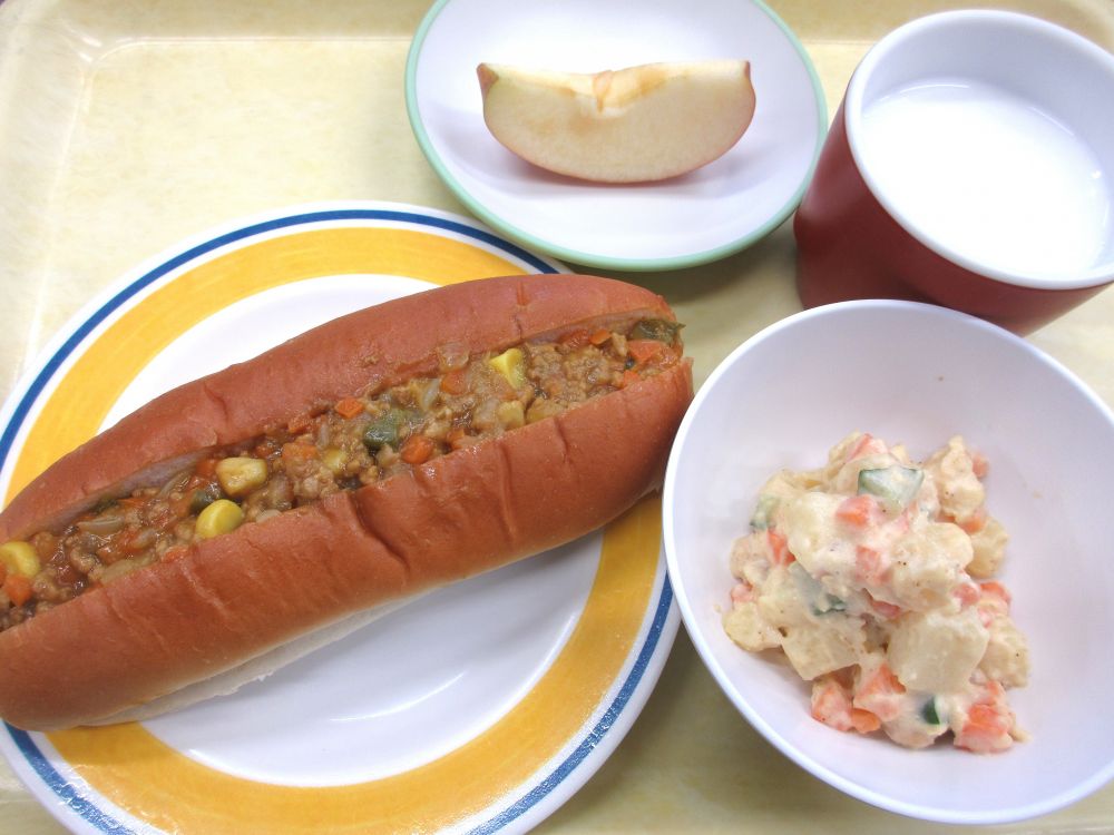 キーマカレーサンド

じゃが大豆サラダ

りんご

牛乳