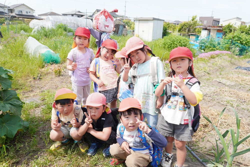 今日もいいお天気！
暖かい中お散歩をしているとかかしを発見☆
農家さんお手製のかかしを見させて頂きました！





「あ！ドキンちゃん♡」
「アンパンマンもいるよ！」

そのかかしを見ながらみんなで
♪アンパンマンはきみさ～
口ずさみながら楽しんでいました♡