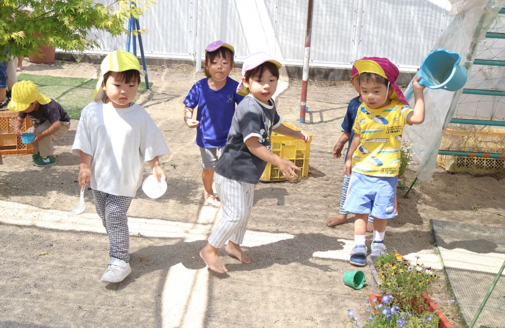 次の日、園庭で遊んでいると…
　「ちょうちょきた～！！」
　「昨日とおんなじゃない！？」
ツマグロヒョウモンが再び登場☆
また会いに来てくれるといいね♡