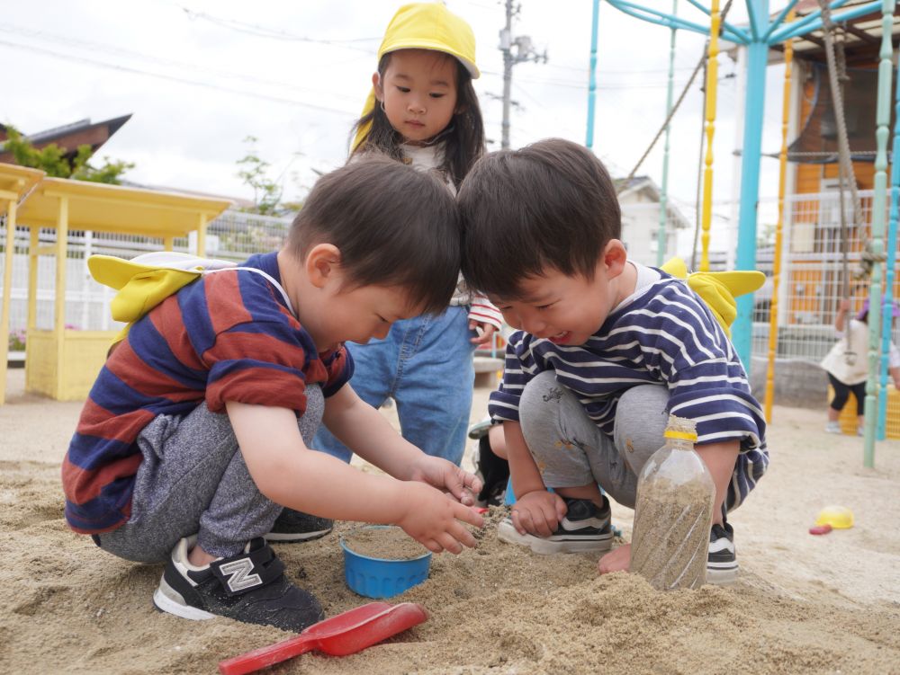 「入れて」「一緒にしよう」
言葉がうまく出なかったり…　伝わらなかったり…
だけど
”一緒にやりたい！”　”一緒に遊びたい！”
気持ちが大きいクマ組さん♡
友達と一緒に遊ぶ楽しさを感じています♡



仲良しの友達と砂遊びを楽しんでいて
頭がコツンっ
「いたあー♡」
「おもしろいねー♡」