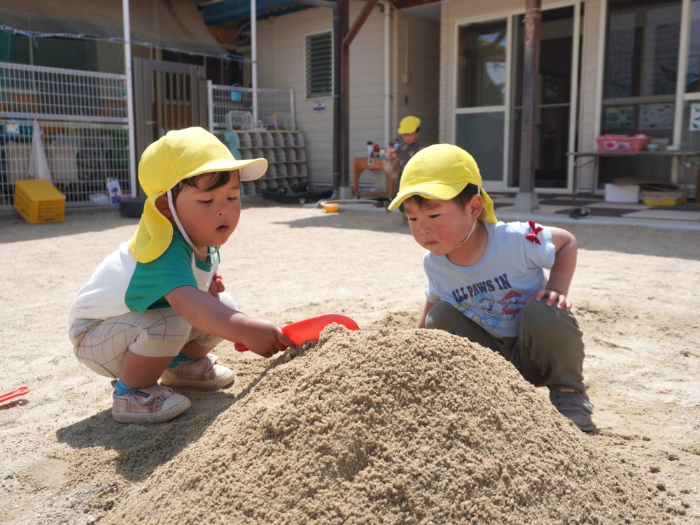 「お山大きくしようよー」
「ペタペタ～」
「おっきいねー！」
砂を盛って…　ペタペタ固めて…
繰り返すことで山が大きくなってきた♪
