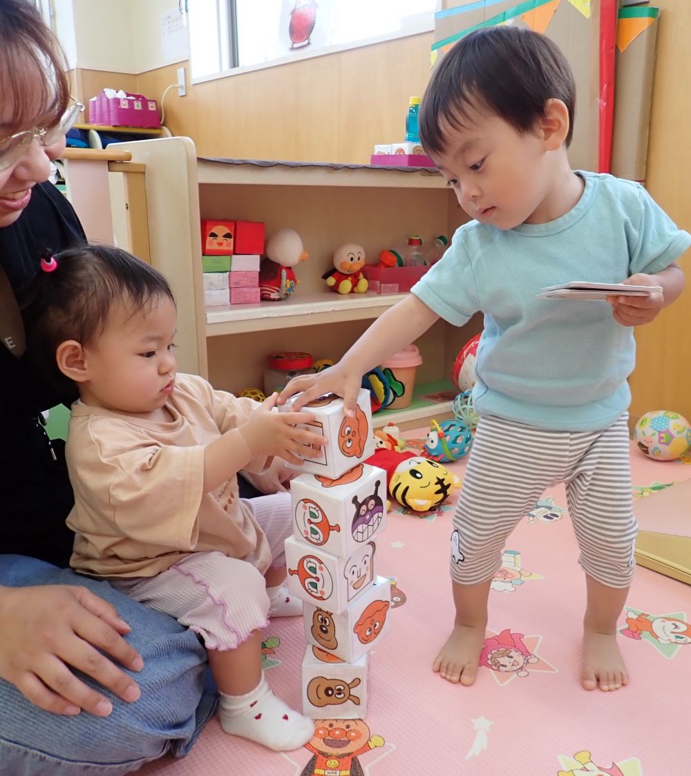 アンパンマンの積み木
二人で積んだら高くなったね✨