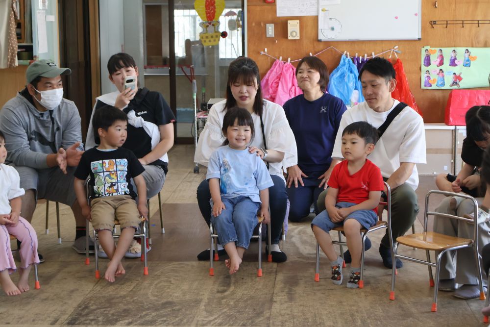 遊んだ後は…朝の会をしました🌼

「ママがいるから緊張する…」
かと思いきや！！ 
名前を呼ばれて元気よく返事するＹちゃん💬❤️
門田での生活も慣れてきた様子！

返事をした後は…
