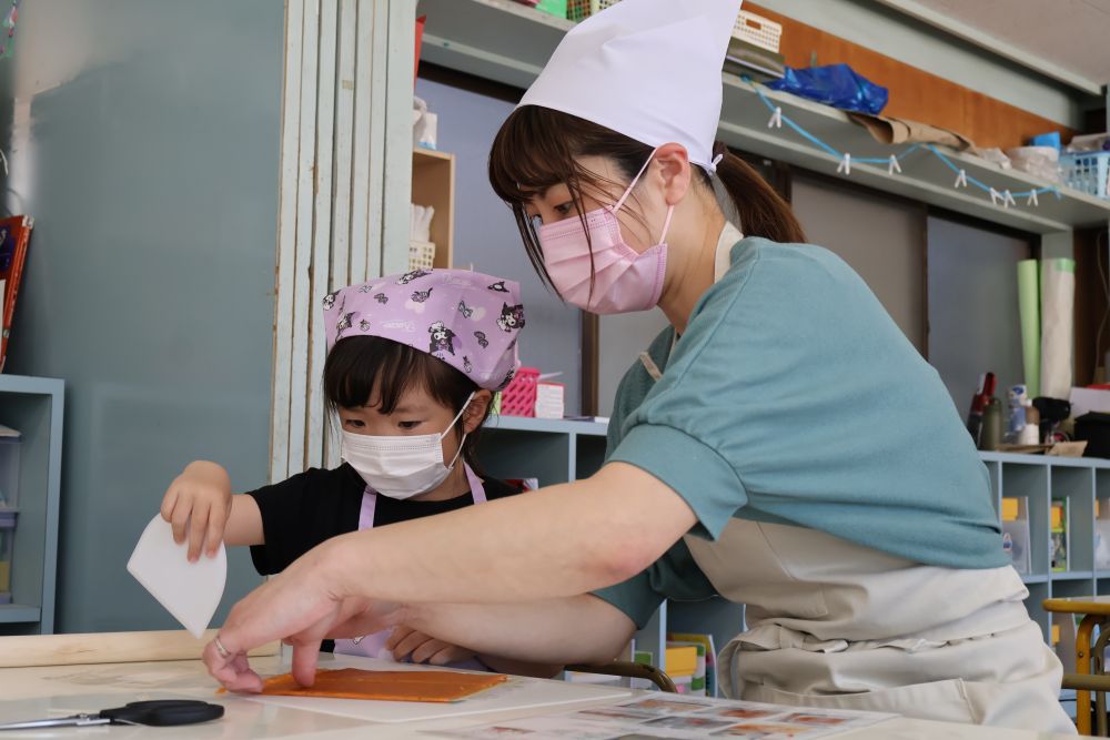 
しっかり伸ばしたら、好きな長さに切ってみよう！

みんないろんな長さや形が出来上がってきたよ・・・
さぁ、完成までもう少し！！