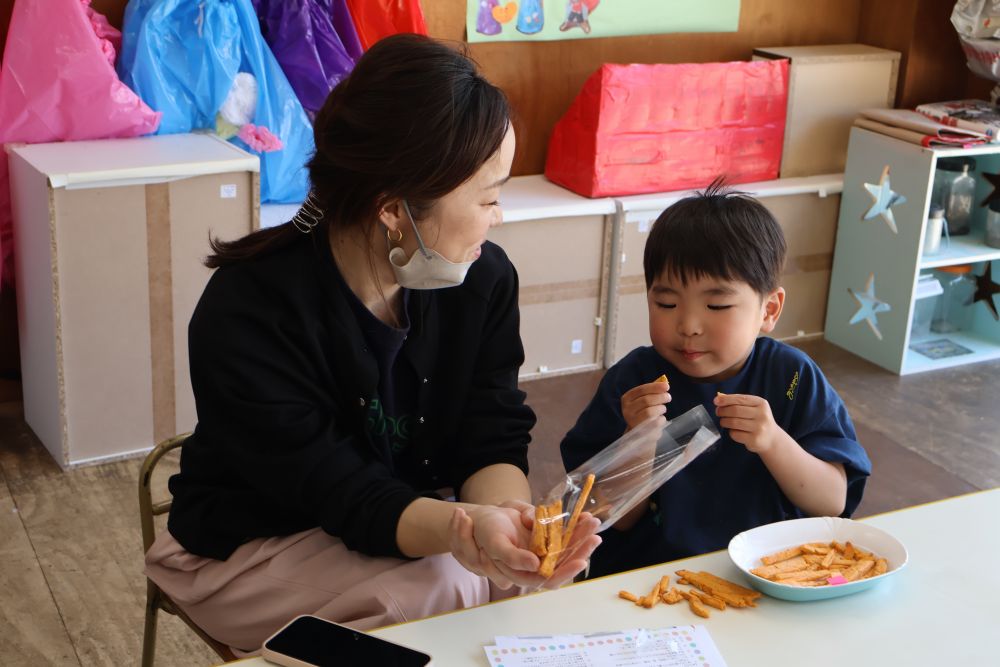 
焼きたてのプリッツいただきま～す！

サクサクで美味しい♡
思い通りの形にも出来上がったかな？
お土産袋にもつめて、お家でもみんなで食べるのが楽しみだね🤭