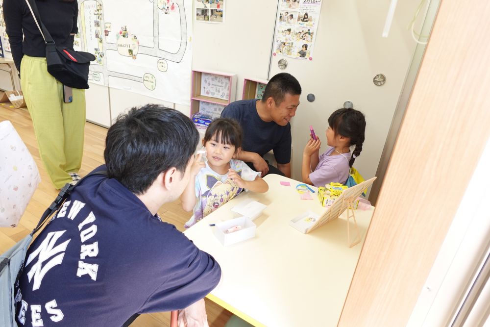 好きな遊びや
熱中していることを
おうちの人に、、、
見てほしい！！
一緒に遊んでほしい！！
応援してほしい！！

朝、メイクをしてから
遊びに行く女の子たち♡
今日はおうちの人にも
メイクしてあげる♪
「ママの次はパパね！！」
わが子からのメイクに
パパたちはタジタジ♡