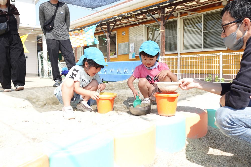 サラ粉作り♪
「いっぱいできたね♡
できたら野球の応援行こうや♪」
「いいね！！行こう！！」
友達やおうちの人と
会話を楽しみながら♡