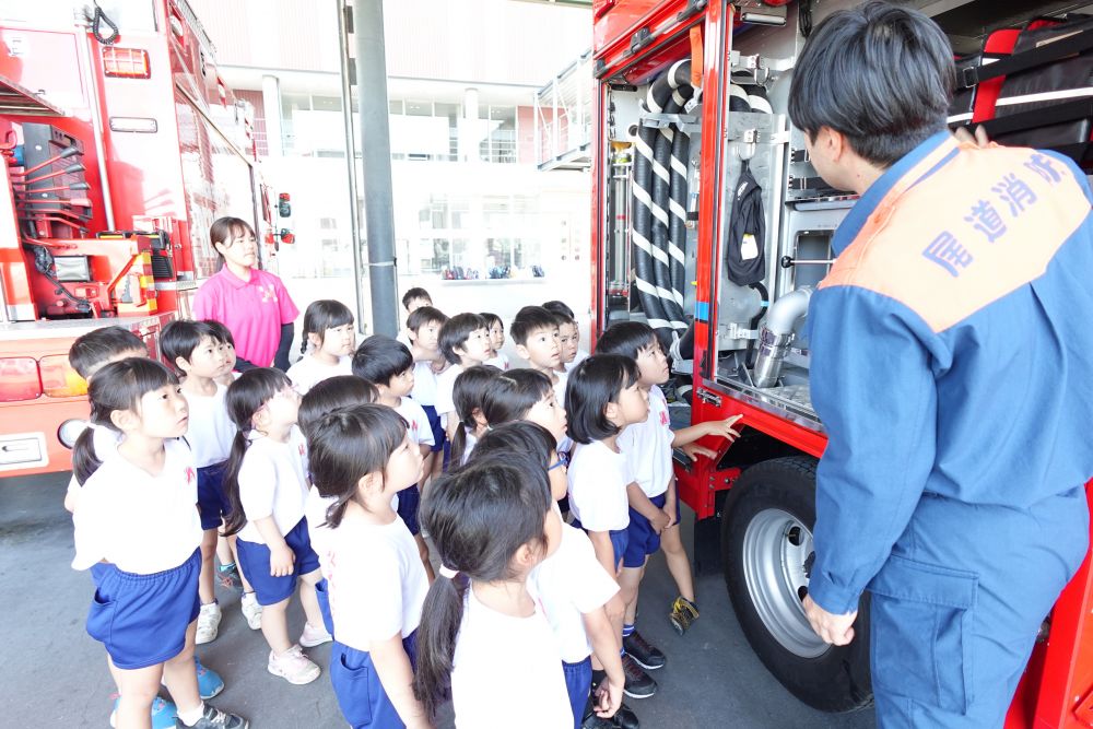 憧れの消防車の見学♡
たくさんの機械や道具が
車両の中に詰まってる！！
「これはなに？」
「どうやって使うの？」
車両や装備の仕組みに
興味津々のみんな♡
消防士さんが
質問に丁寧に答えてくれたので
子どもたちはたくさんことを
学ぶことができました！！