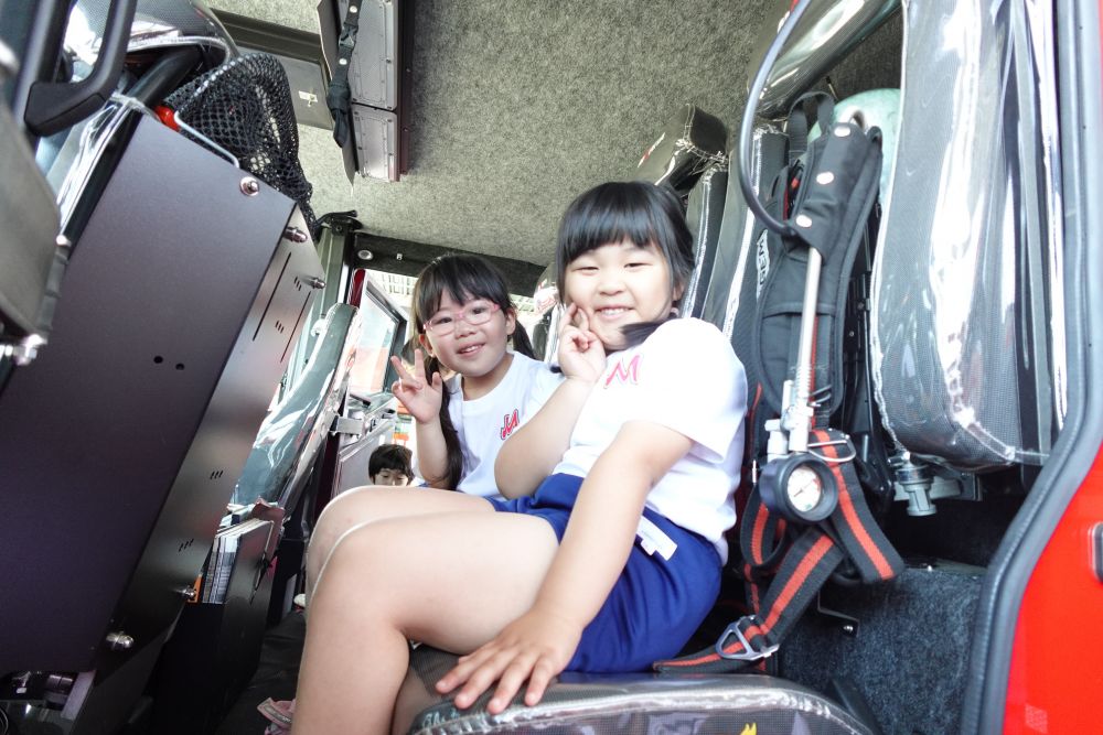 「はしご車に乗ってみる？」
と消防士さん！！
「乗りたい！！やったー」
子どもたちは大喜び♡
なかなか乗れない車両に
座ってみたり
中の装備をじっくり見たり
はしご車を堪能しました♡