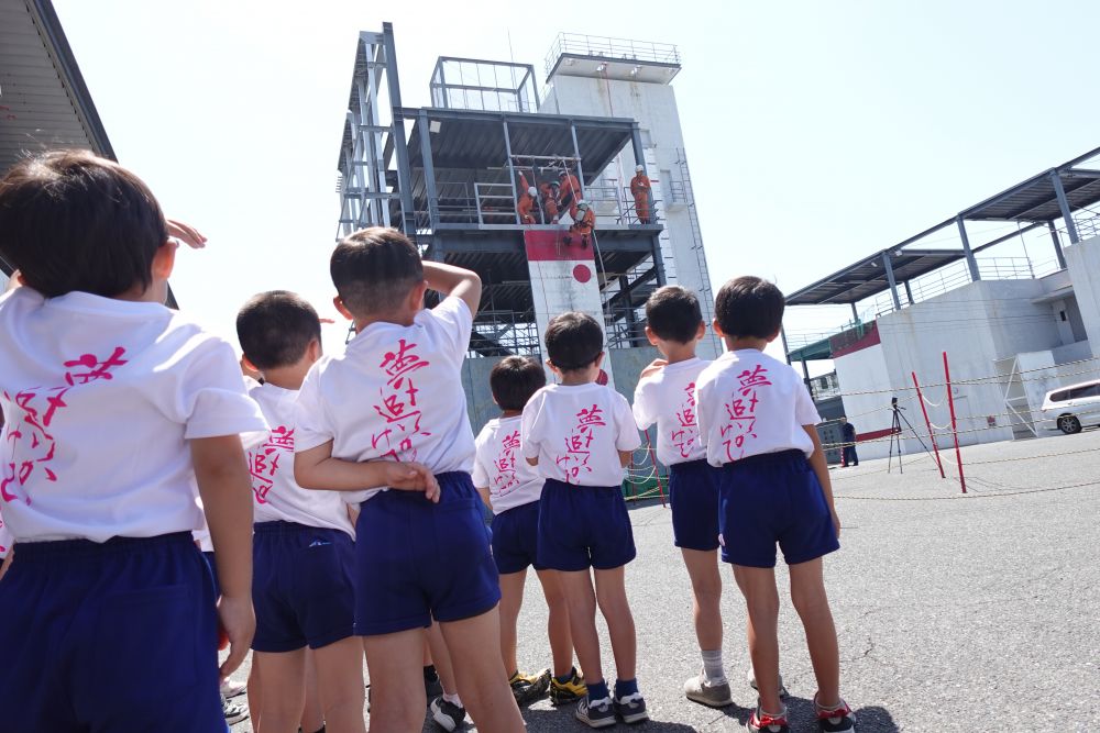 車両見学が終わったら
救助隊の訓練を
見学させてもらえることに！！
「かっこいい！！」
「あんなところから降りるん？」
大興奮のみんなでした♡
「頑張れーーー！！」
みんなの応援が届いたかな♡