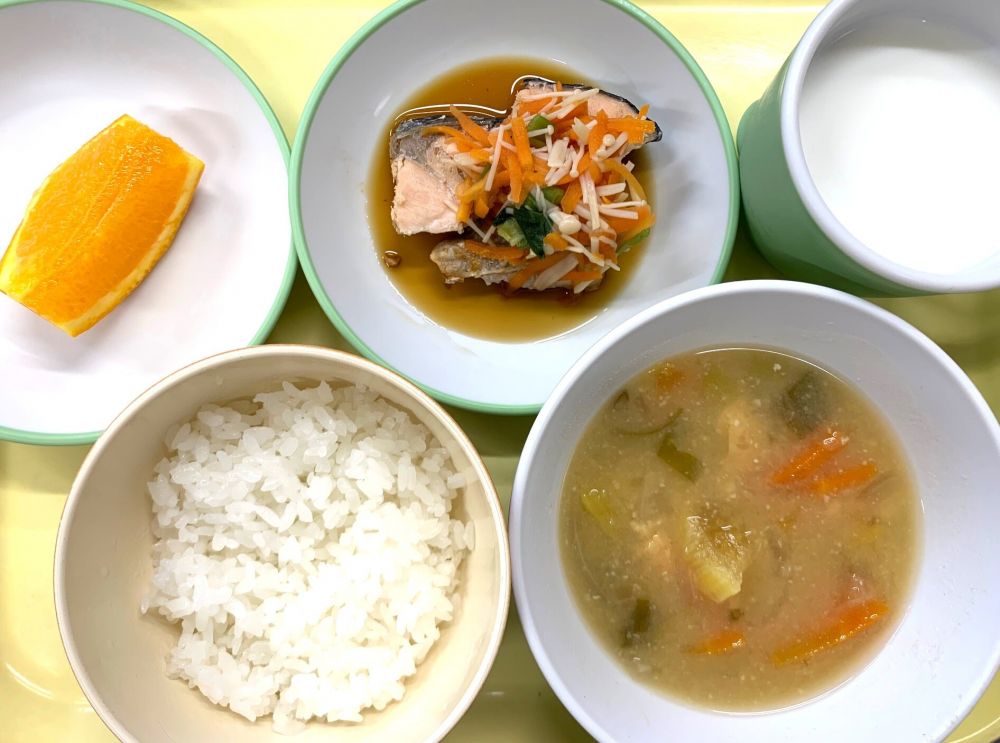 ご飯

鮭のポン酢蒸し

さつま汁

オレンジ

牛乳