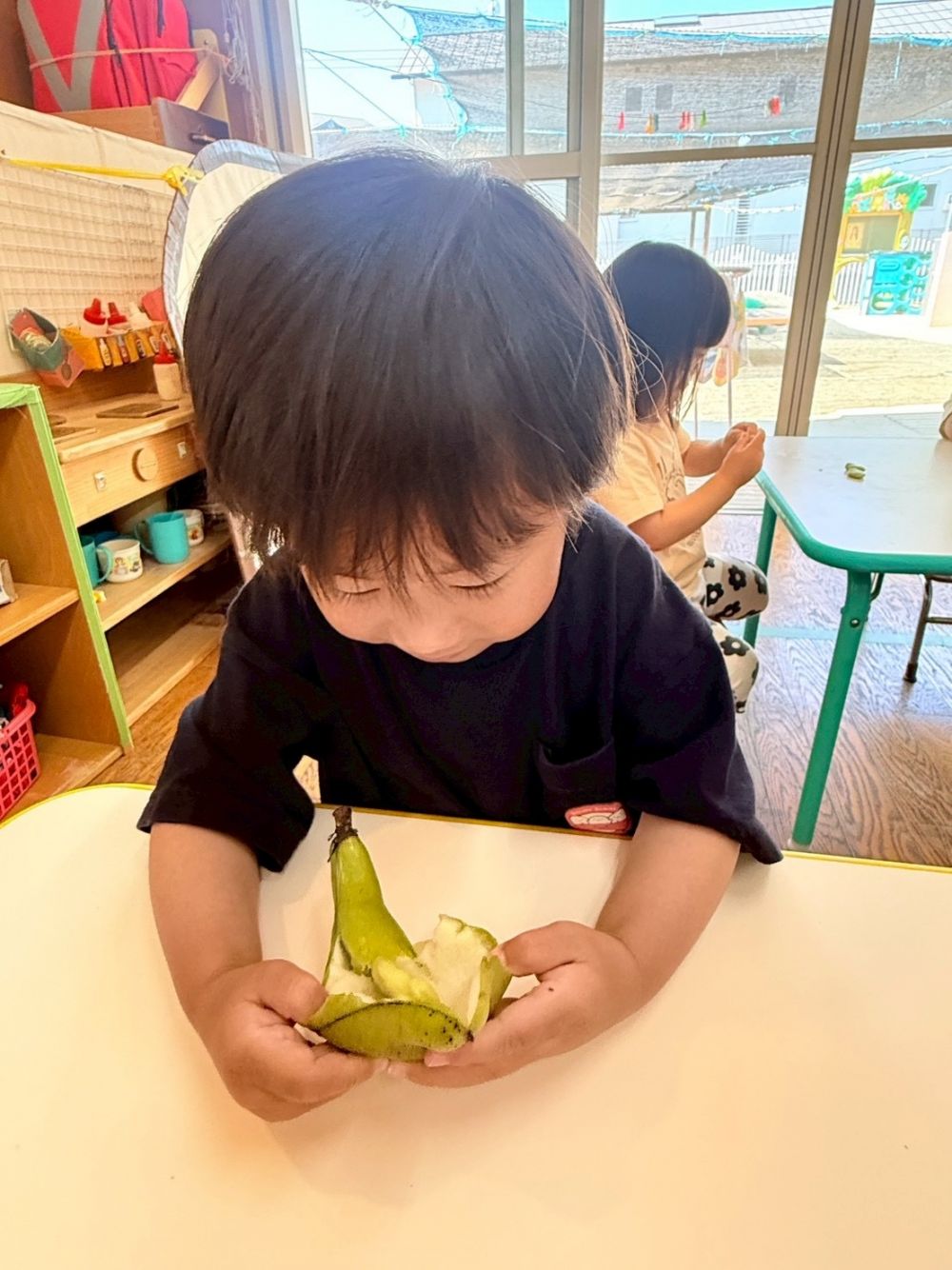 ５月の食育は、そら豆でした！

皮をむいて中にあるそら豆を見るTくん。
大きなそらまめが入っていて
嬉しそうでした♪