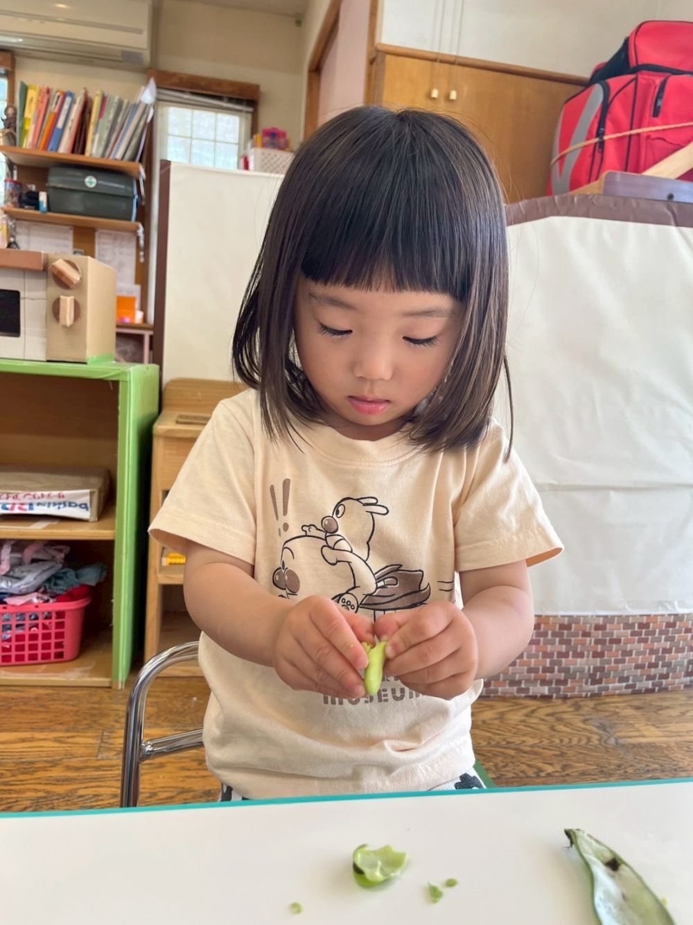 外の皮がむげたら、中もむいてみようと
頑張っているTちゃんの姿もありました！