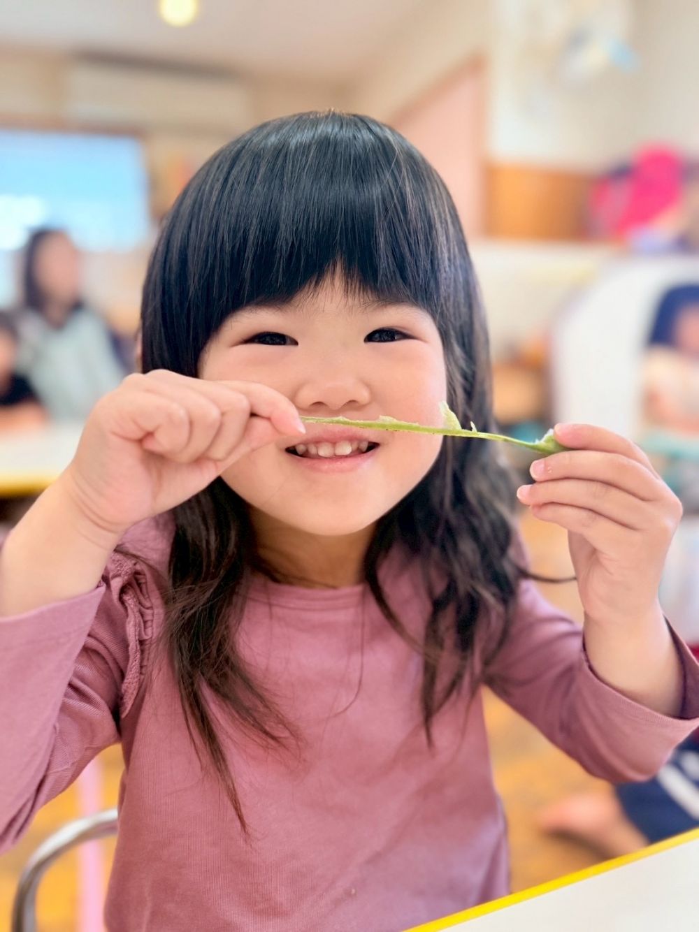 Iちゃんは、そらまめをむいていると
すじを見つけて、鼻の下へ…
ひげみたいにしていて
可愛かったです♡