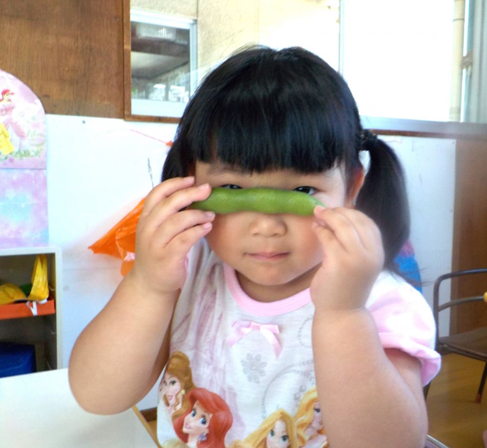触ると
「なんか気持ちい～～」
「めがねみた～い」
「ぼこぼこしとるねー！」

匂ってみたらどんな匂いがしたかな？

「えだまめの匂いがする～」

