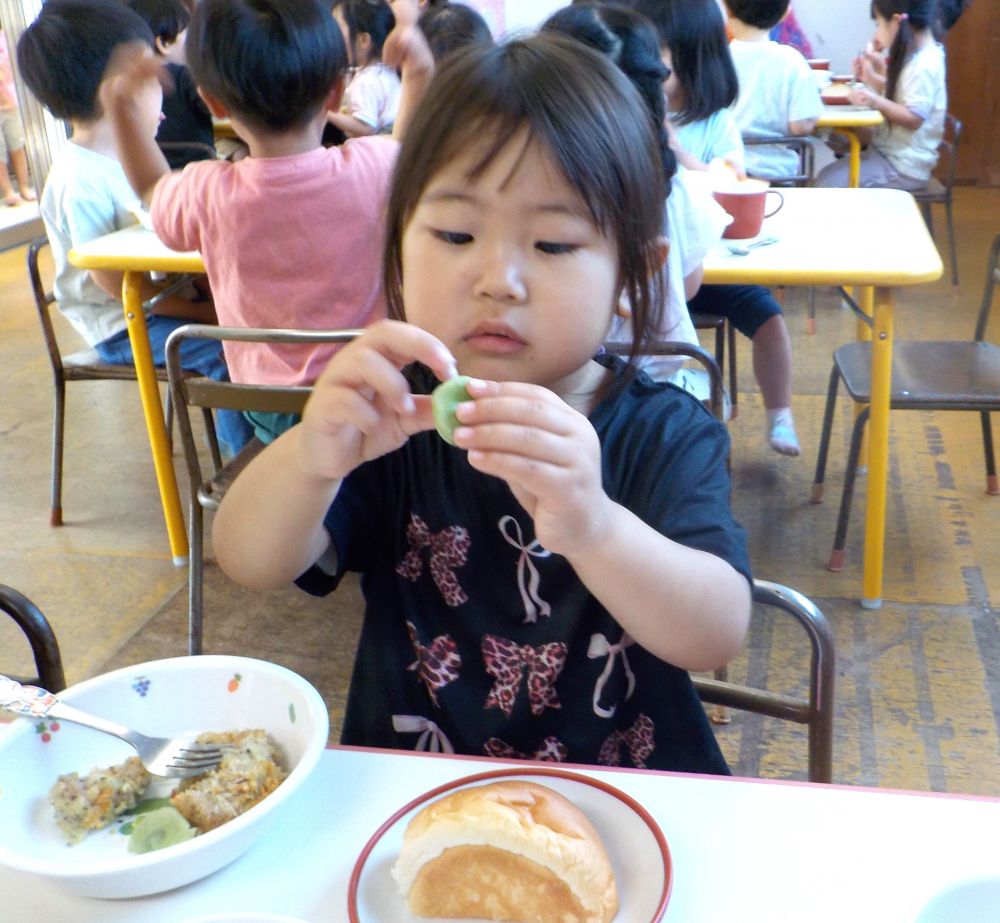 みんながむいてくれたそらまめを給食先生が切り込みを入れてさっと２～３分茹でます

苦手な子もいましたが、自分でさやをむいたそらまめはかわいくて丁寧に皮をむいて食べました
「なんかお芋みたいじゃね」
「一個食べたよー♡」

みんながむいてくれたそらまめはホクホクとした触感のほんのり甘味を感じるとっても美味しいそらまめでした♡
