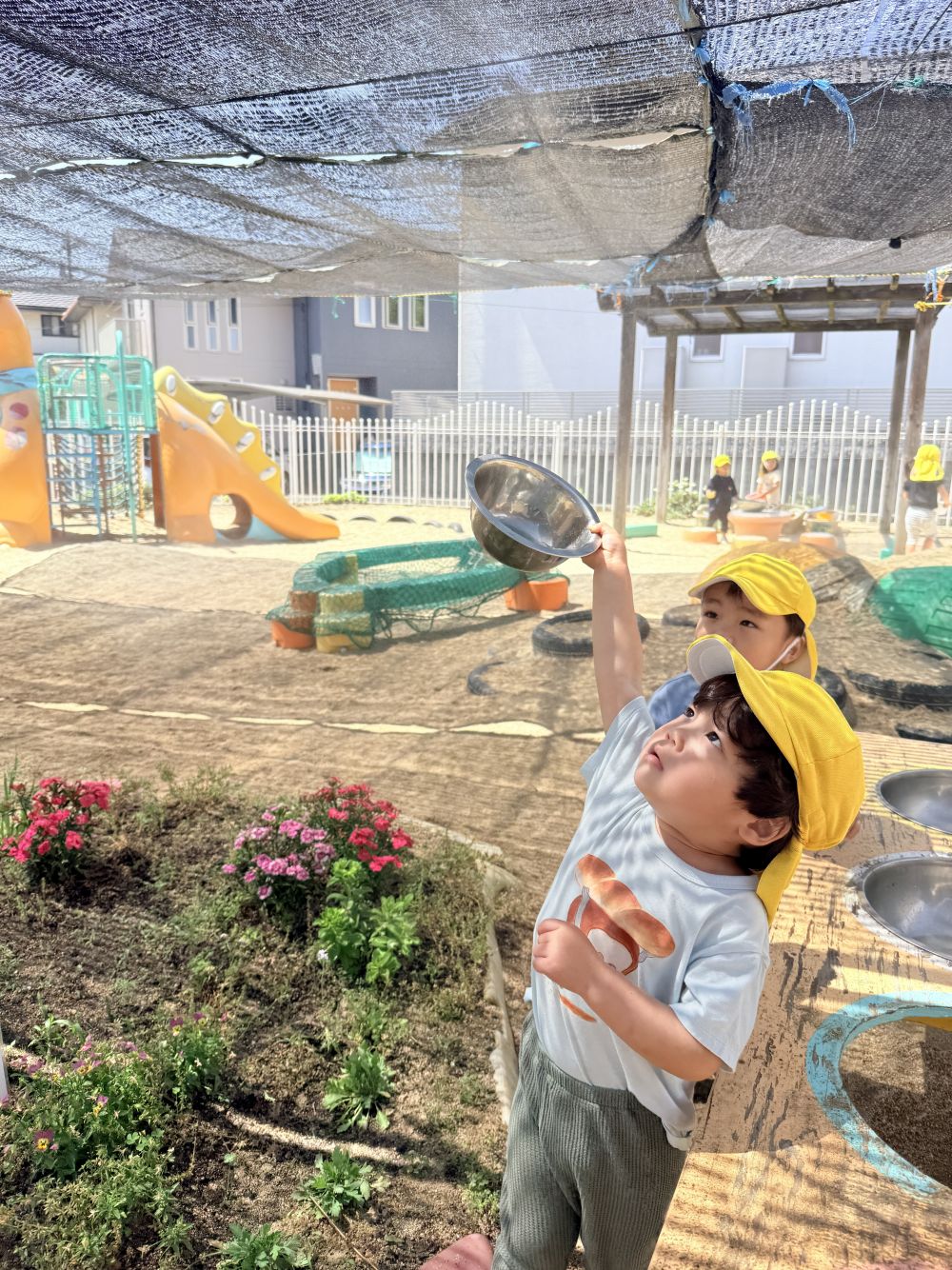 暑さが益々増してきましたね☀️

自然と、遊びも【涼】を求めます。

Yくんは、ミストの水を集めようと、
一生懸命手を伸ばします✋