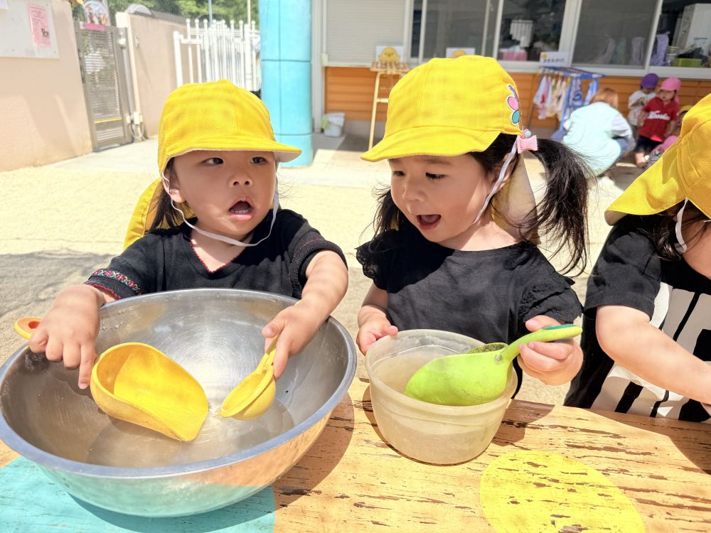 Rちゃんと、Rちゃんは、
タライとボウルにお水を入れて…

「これはね～おさらをあらうとこなの！」
「おりょうりするとこよ！」と、Rちゃん♩