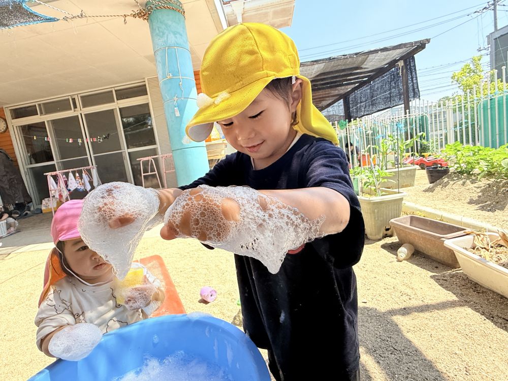 Tくんは、
タライに入っているをアワアワを見つけて、
手を入れて混ぜ混ぜしたり…
泡をもみもみしたり…

泡の感触を楽しんでいました🫧

これから楽しい泥んこ遊びや水遊びも始まります！
全身を使ってしっかり楽しみたいと思います☺️