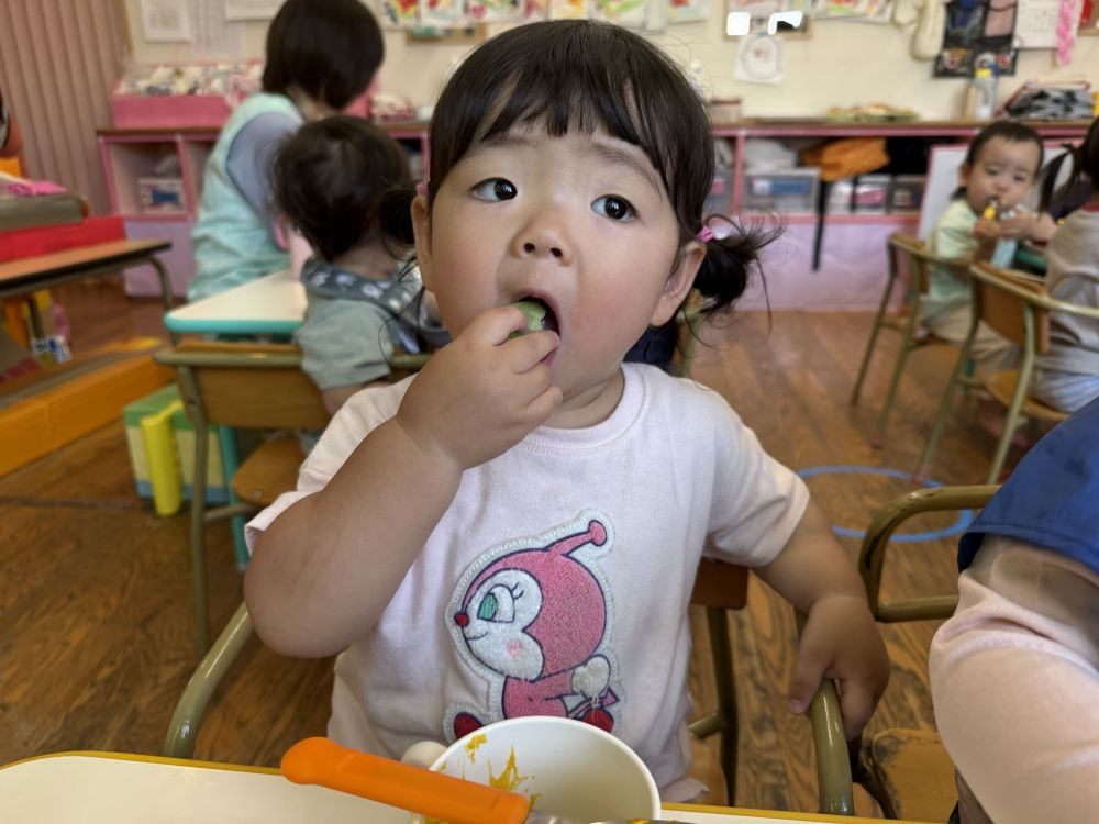 給食にみんなが触ったそら豆が出ました！
Sちゃんは1番最初に大きな口でぱくり！！
そら豆を食べていました✨️


