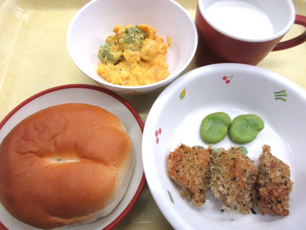ロールパン

鶏肉の香草焼き

塩ゆでそら豆

かぼちゃとブロッコリーのサラダ

牛乳