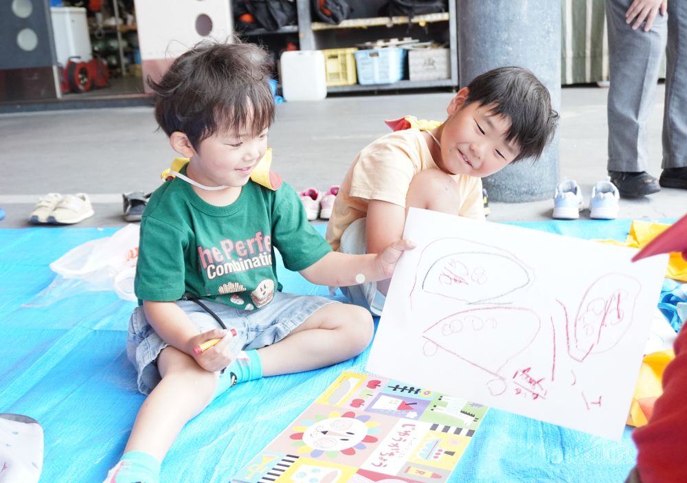 消防車を描き、友達に教えてあげるHくん！
目の前の消防車の他にも・・・
周りにいたはしご車なども描き
自分なりに表現を楽しみました♡