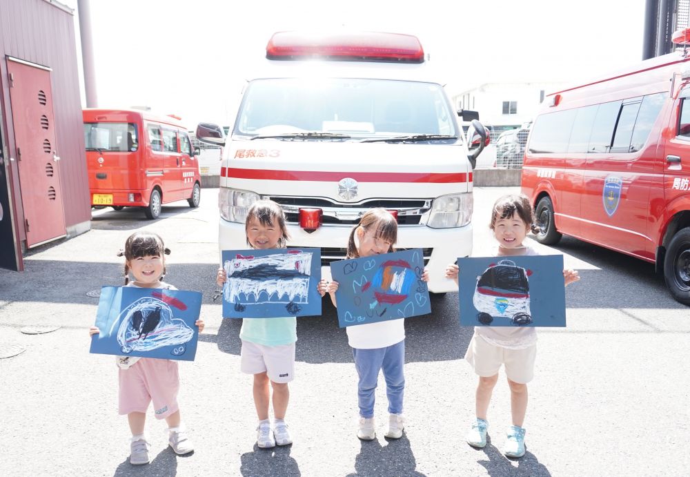 なかなかじっくり目の前で救急車を
見ることがないため興味津々☆
救急車と一緒にパシャリ♡♡
