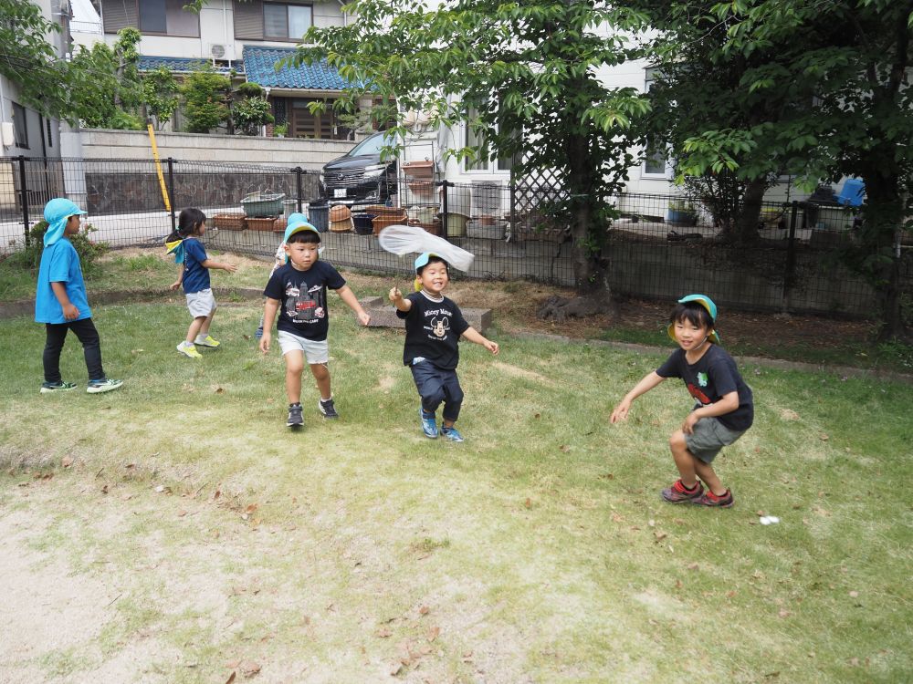西則末公園には虫がいっぱい👀
テントウムシやダンゴムシの他に
チョウチョやバッタも出てきました🦋

網と虫かごと図鑑を持って
西則末公園にレッツゴー💪
「あ！チョウチョ！」　「トンボ！！」
網を持って追いかける♪
