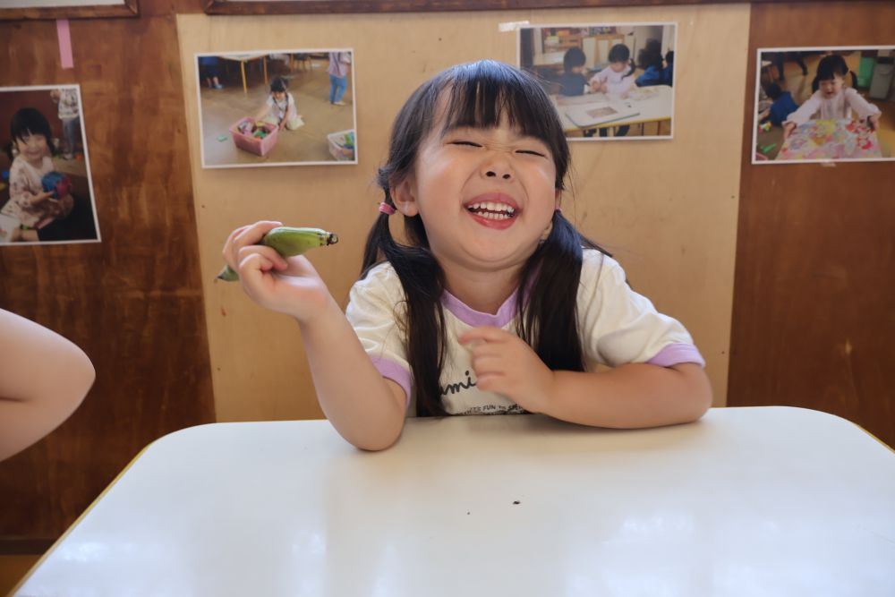 今回の食育は･･･そら豆と
グリンピースでした♪

「そら豆って中がふかふかのやつ？」
「緑の豆？」など！
｀そら豆くんのベット｀の絵本で見たことを
しっかり覚えているリス組さん🤍🤍

「においはどうかな～」の栄養士の先生の声で、一斉に鼻の下にそら豆を持っていく子ども達。
「くさい～！！」の声が多く聞こえましたが…うん。たしかに( ;∀;)

