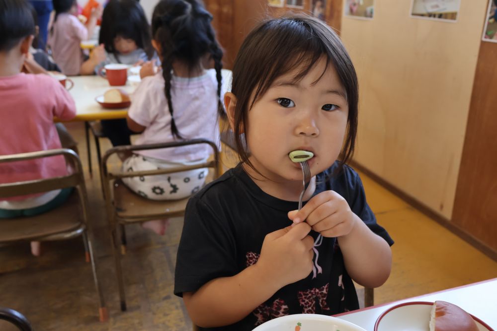 給食では茹でたてのそら豆が🫛♬

自分で剥いたことで、食材への興味が湧き、
「食べてみたい！😳」と口に運ぶ姿が
多く見られました！！