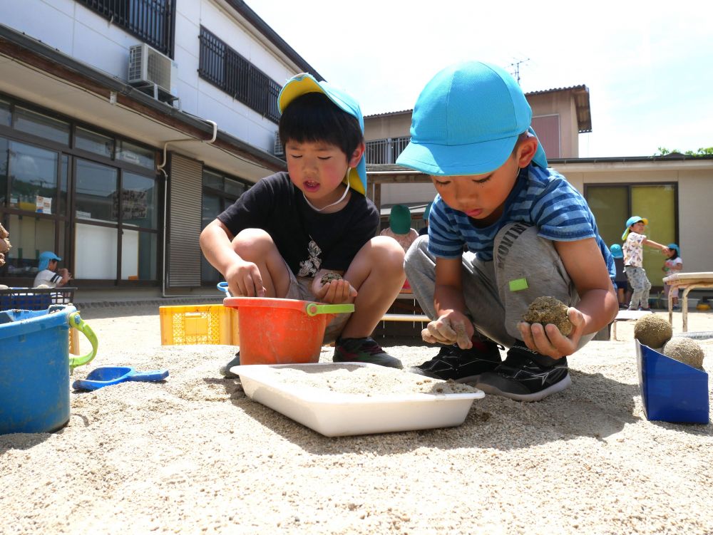 みんなで泥団子も集中して作り
土や水の感触を楽しんでいます♪

あっという間にサラ粉を作り
「泥団子つーくろ！！」　と始まりました
最初は崩れてしまったりうまくいかないことも
多かったですが、みんなで教え合いながら
何度も挑戦することで泥団子名人がいっぱいに✨