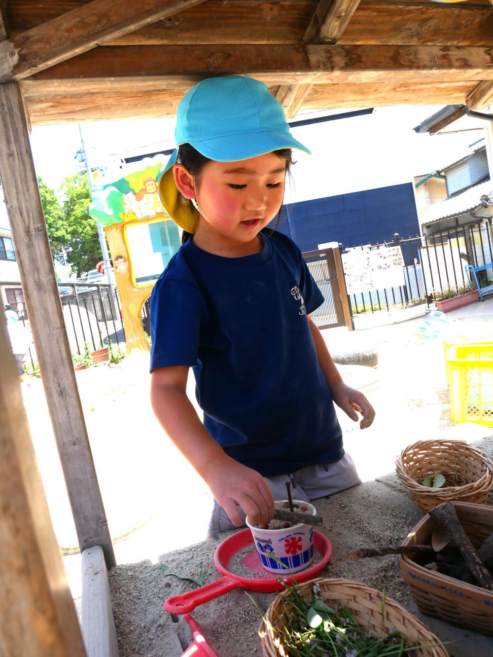 散歩で拾ったサクランボの実や
木の枝を使ってかき氷を作るFちゃん
友達と声をかけあいながら
お店屋さんのように並べて楽しむ♡
