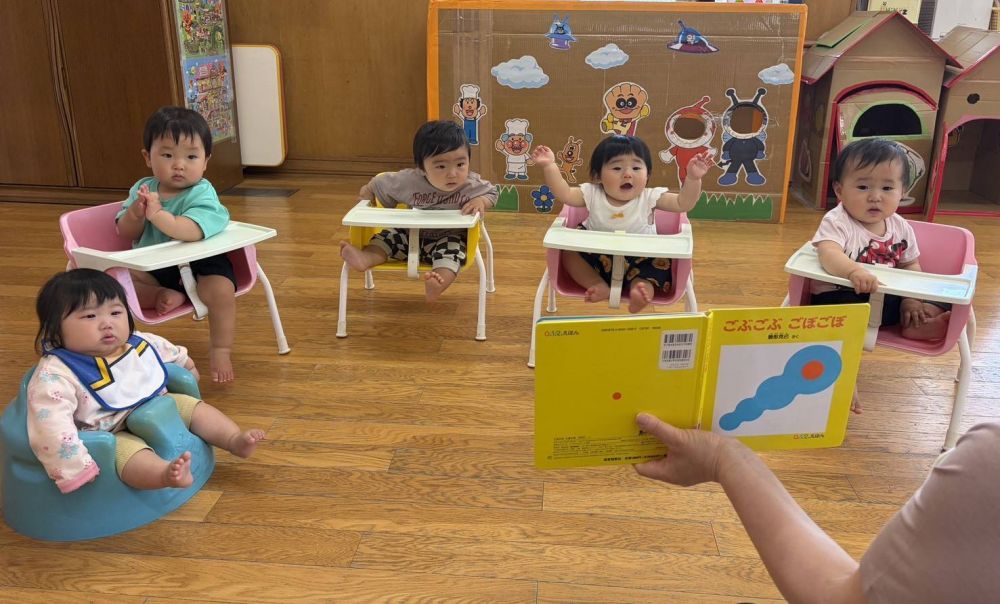 ０歳児
　　『ごぶごぶ　ごぼごぼ』

ごぶごぶ　ごぼごぼって何の音かなあ～？
『ぷーん』から始まり『しー』で終わる
いろいろな擬態語がいっぱいの面白い絵本です。
　
