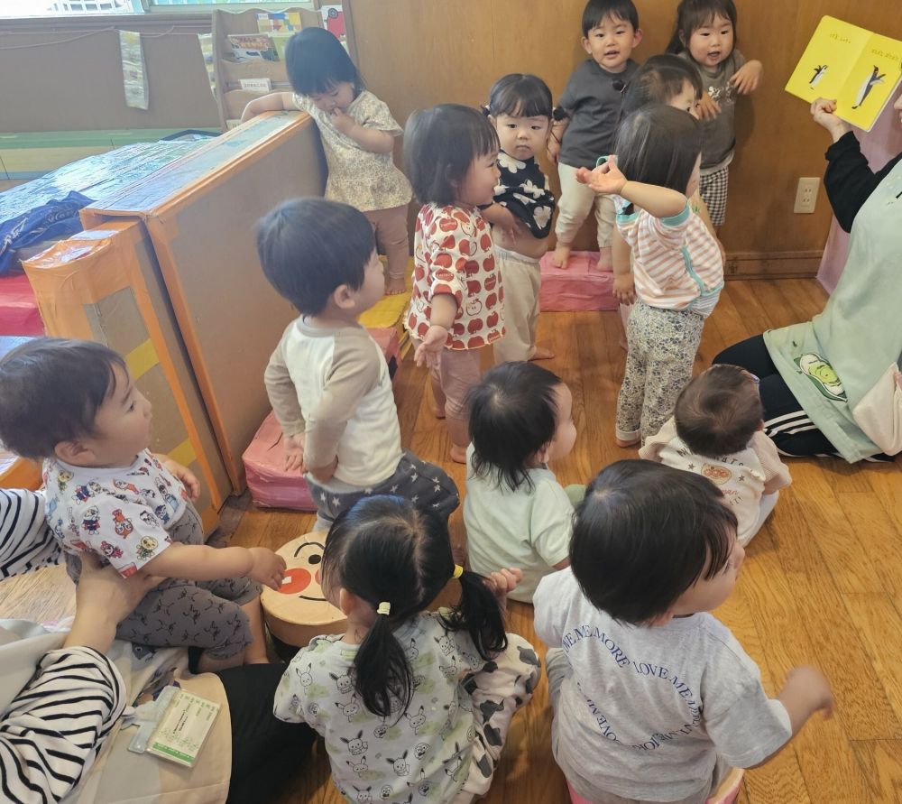 １歳児
　　『ぺんぎんたいそう』

ぺんぎんになりきって腕を
パタパタしたり、ジャンプしたりと
体を動かして楽しむヒヨコ組さん。
絵本に出てくるペンギンと一緒に
体操をしながら楽しめる絵本です！