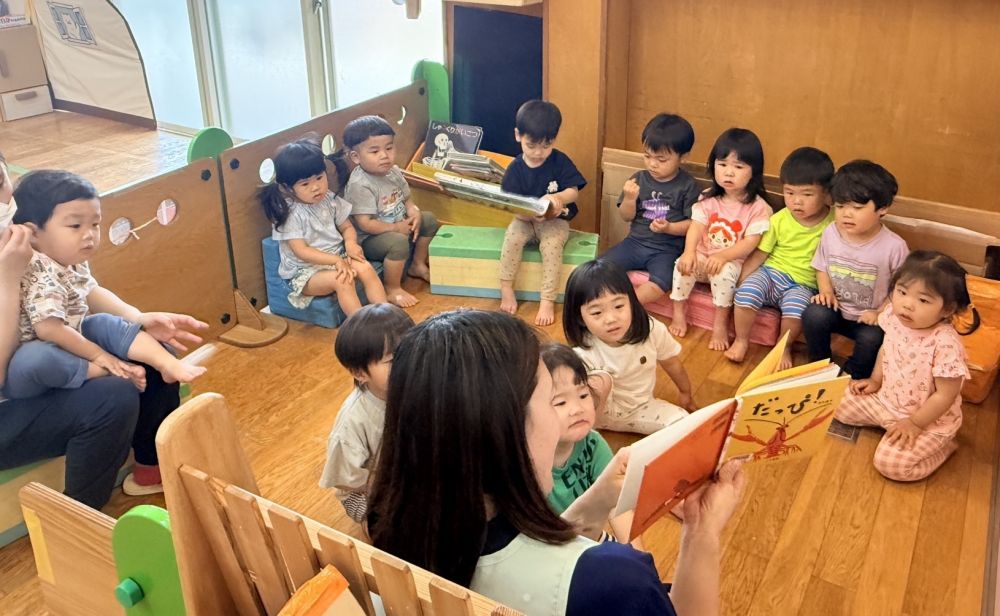 2歳児　
　　『だっぴ！』

虫が大好きなクマ組さん
色んな生き物が『だっぴ』
していくお話です。
園庭でみている、ダンゴムシも
だっぴして成長するんだね～
最後には男の子も裸になり
『だっぴ』
最後は、クスっと笑えるお話です☺
