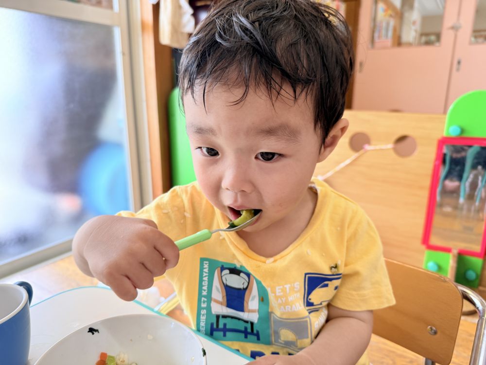 給食先生にお願いすると、
給食の時間に、調理して出してくれました♩

「きゅうり食べる人ー？」と、先生が聞くと、
「はーい🙌」と、元気に手を挙げたYくん！
ぱくっと一つ食べると…
美味しかったようで、
おかわりもたくさんしました☺️

やっぱり、自分達で育てた野菜は特別みたいです💕
